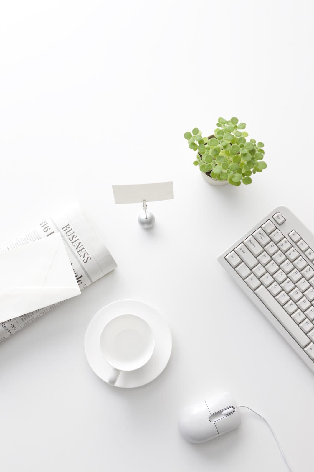 Minimal, sade bir çalışma masası düzeni