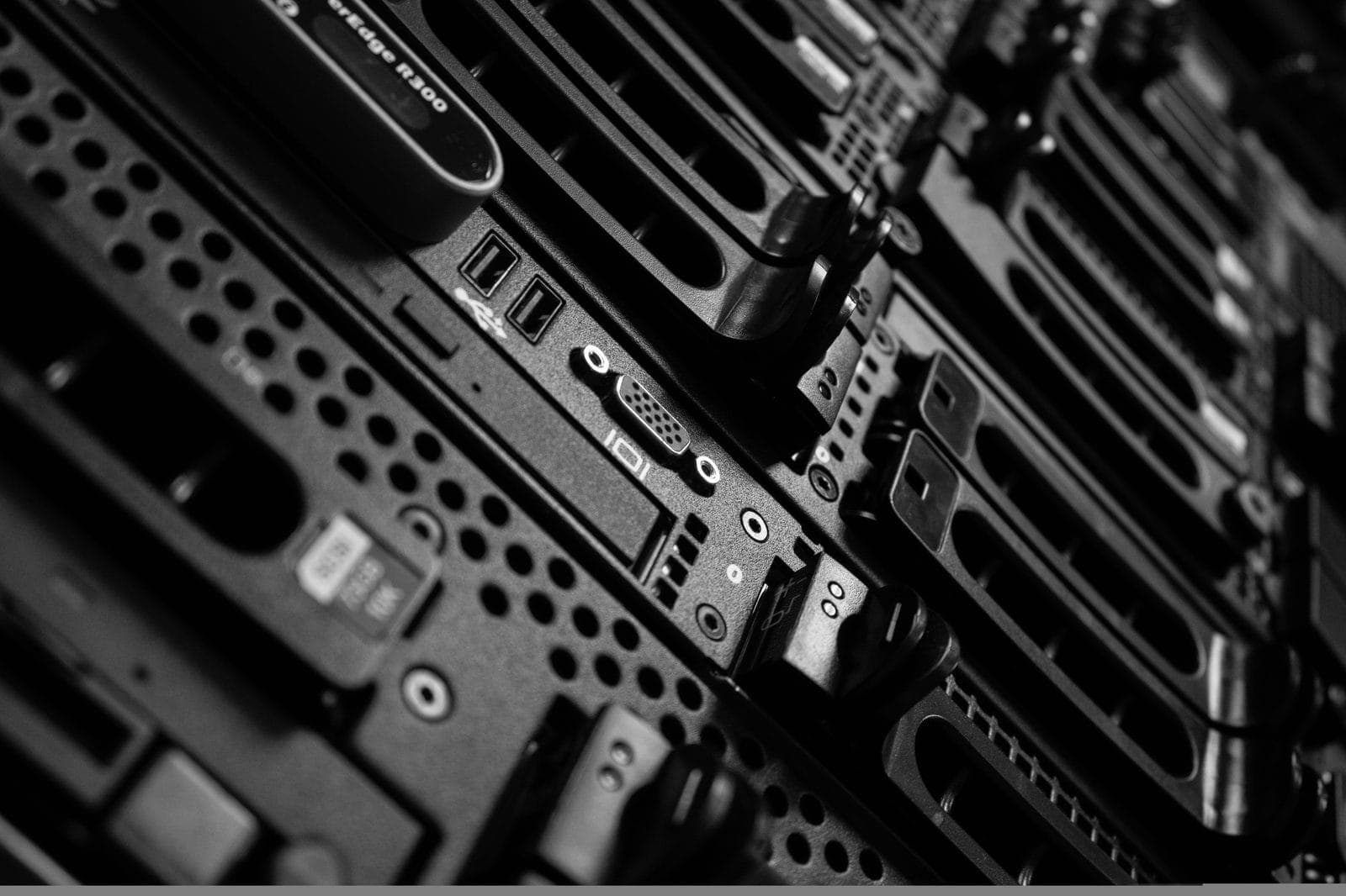 Karanlık bir sunucu odasında hosting donanımları