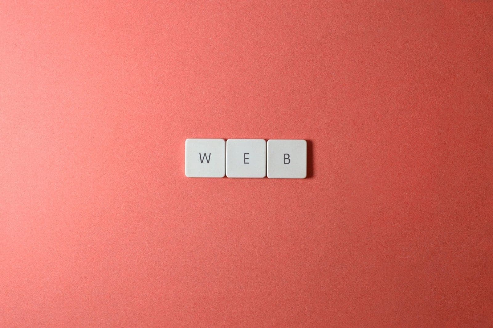 Mercan rengi tonlarda WEB yazısı