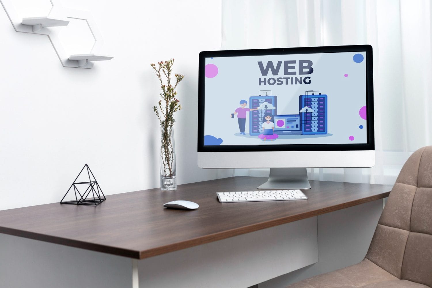 Masaüstünde web hosting yazan monitör ekranı