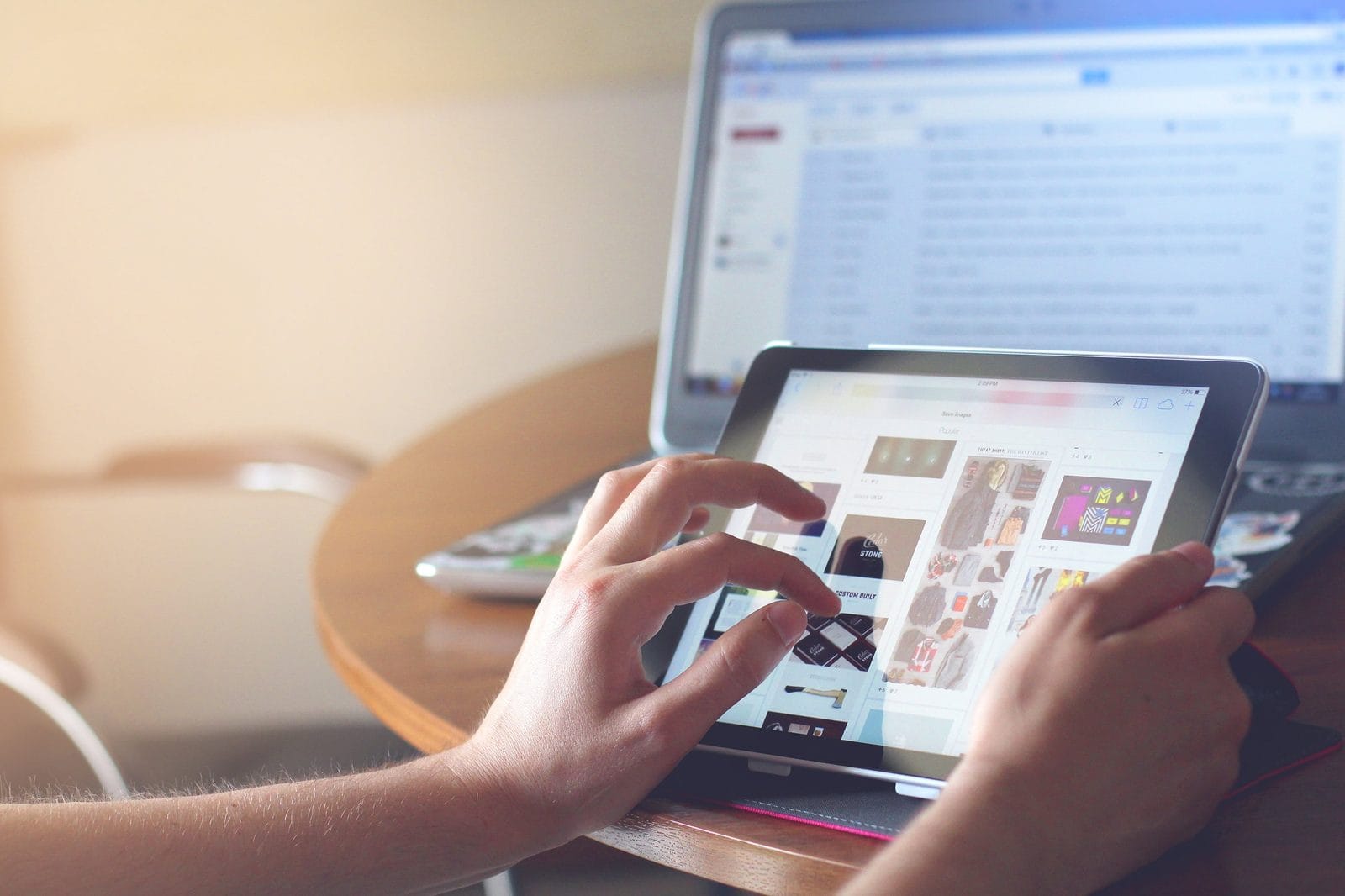 Temiz bir klavye üzerinde online sipariş/rezervasyon süreci