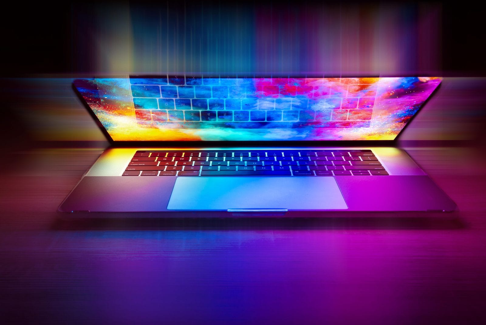 Mor neon ışıklı laptop görseli, performans ve hız temasını temsil ediyor