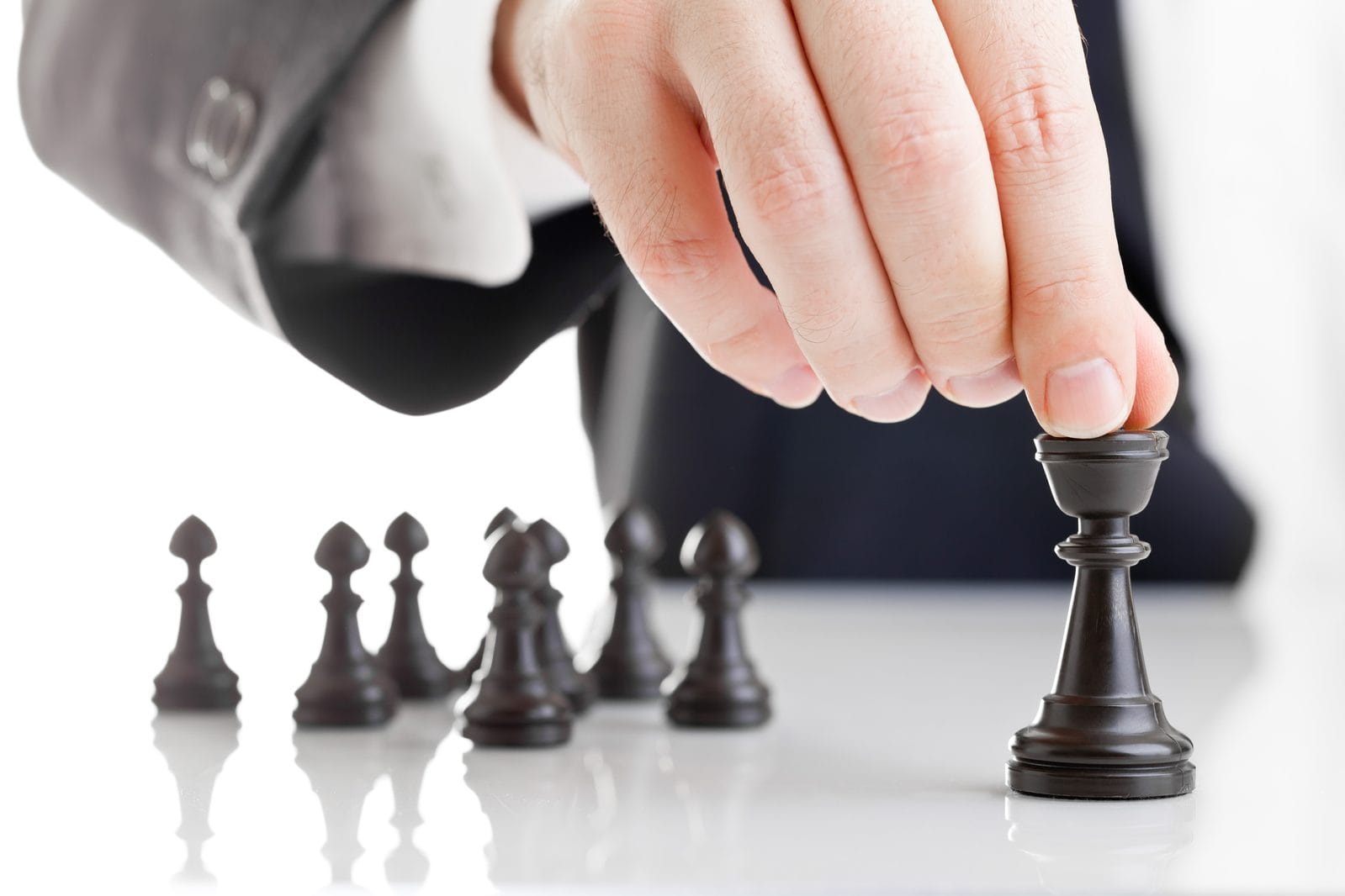 Satranç tahtasında stratejik planlama anı