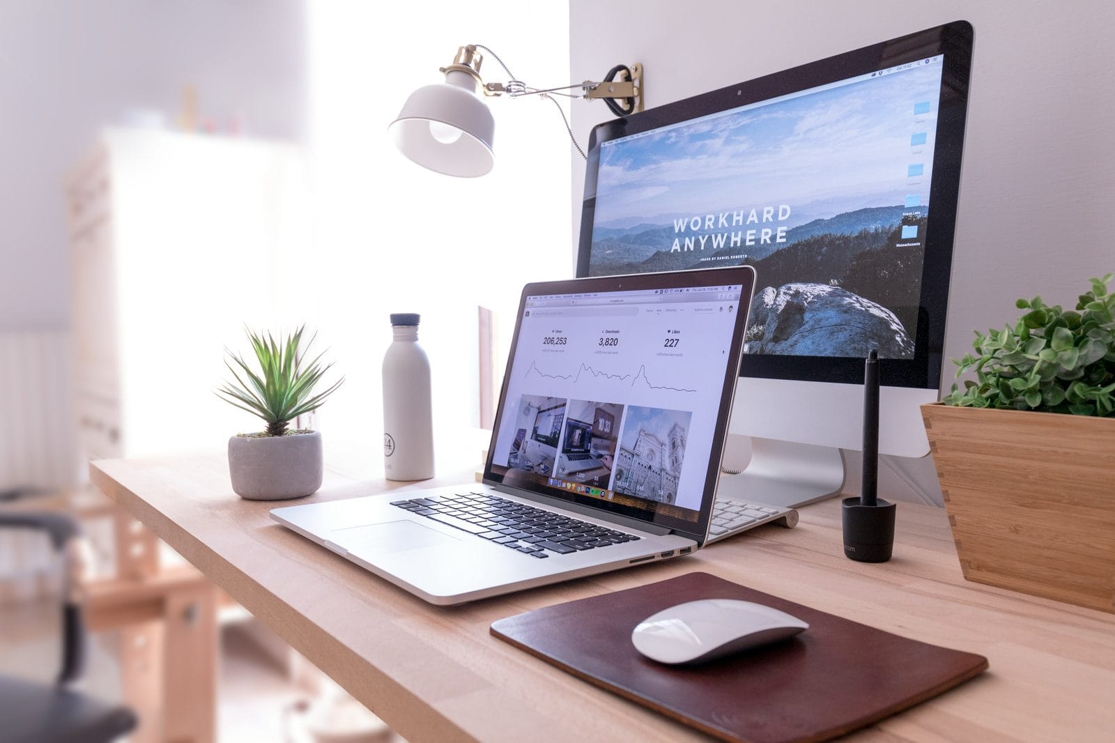 Çift monitörde modern web tasarım çalışması